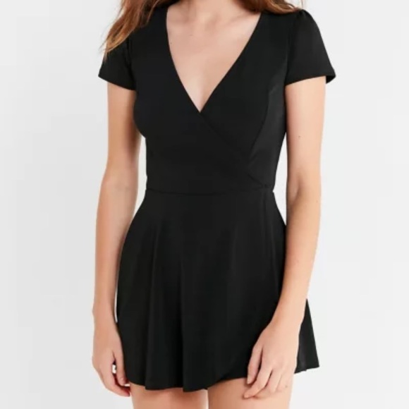 NWOT UO Allie crepe surplice romper - Picture 6 of 6